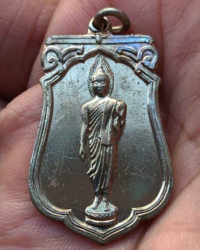 1.เหรียญเสมาฉลอง 25 พุทธศตวรรษ เนื้ออัลปาก้า พิมพ์แขนโตหลังยันต์ชิดบล็อคนิยม แกะจากกระดาษแก้วเดิม พร