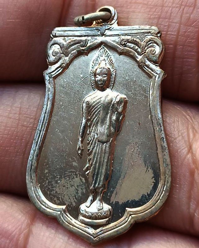 2.เหรียญเสมาฉลอง 25 พุทธศตวรรษ เนื้ออัลปาก้า พิมพ์แขนโตหลังยันต์ชิดบล็อคนิยม แกะจากกระดาษแก้วเดิม พร