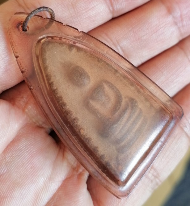 พระเนื้อดินเลี่ยมเก่าๆไม่ทราบที่ เคาะเดียว    