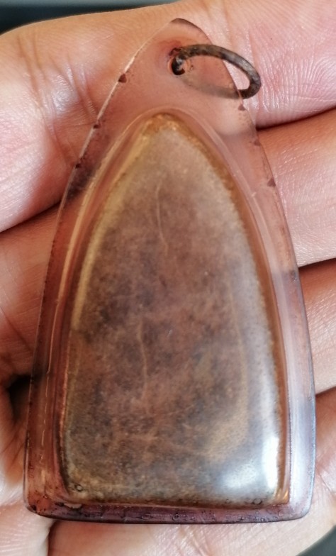 พระเนื้อดินเลี่ยมเก่าๆไม่ทราบที่ เคาะเดียว    