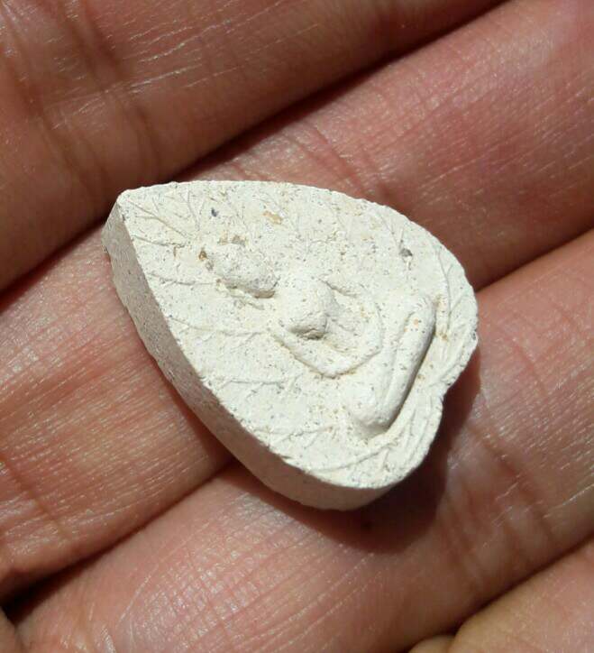 พระผงใบโพธิ์ หลังศก.๑๗ หลวงพ่อมุม วัดปราสาทเยอร์เหนือ ศรีสะเกษ ปี ๒๕๑๗ เคาะเดียว