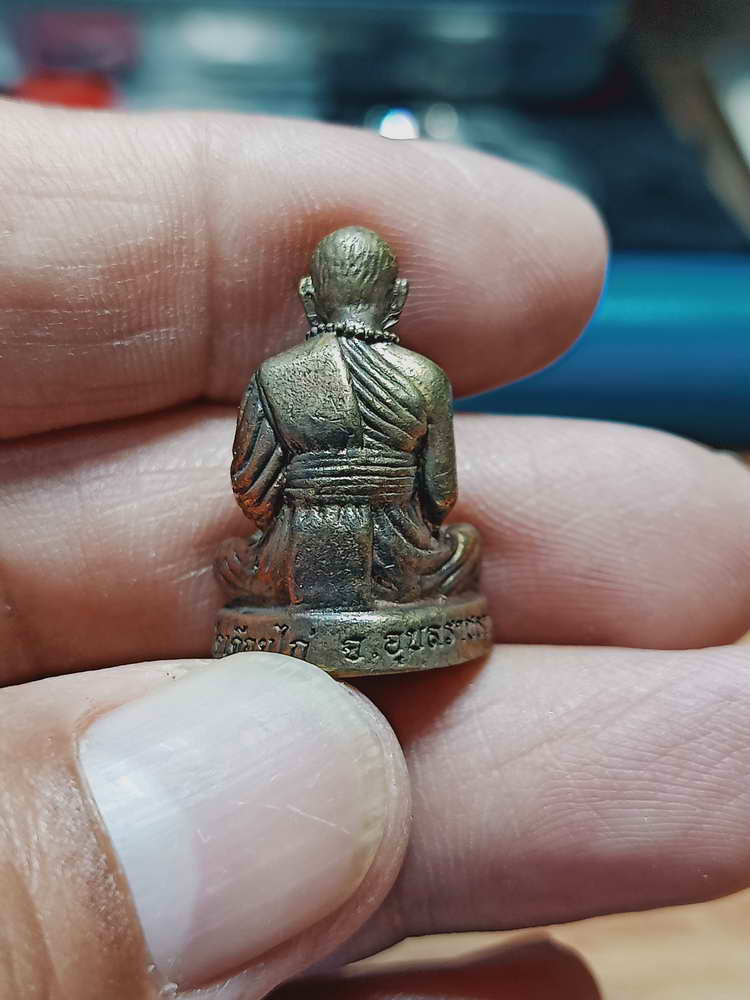 4-92 รูปหล่อมหามงคล หลวงปู่ผา โกสโล วัดเดือยไก่ จ.อุบลราชธานี 2549 กล่องเดิม