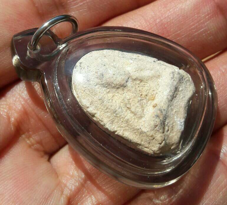 พระปิดตาเนื้อขาว กรุวัดคลองขอม จ.สุพรรณบุรี แตกกรุ ราวปี พ.ศ.๒๕๒๒-๒๕๒๔ เคาะเดียว