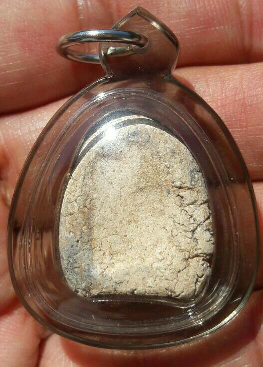 พระปิดตาเนื้อขาว กรุวัดคลองขอม จ.สุพรรณบุรี แตกกรุ ราวปี พ.ศ.๒๕๒๒-๒๕๒๔ เคาะเดียว