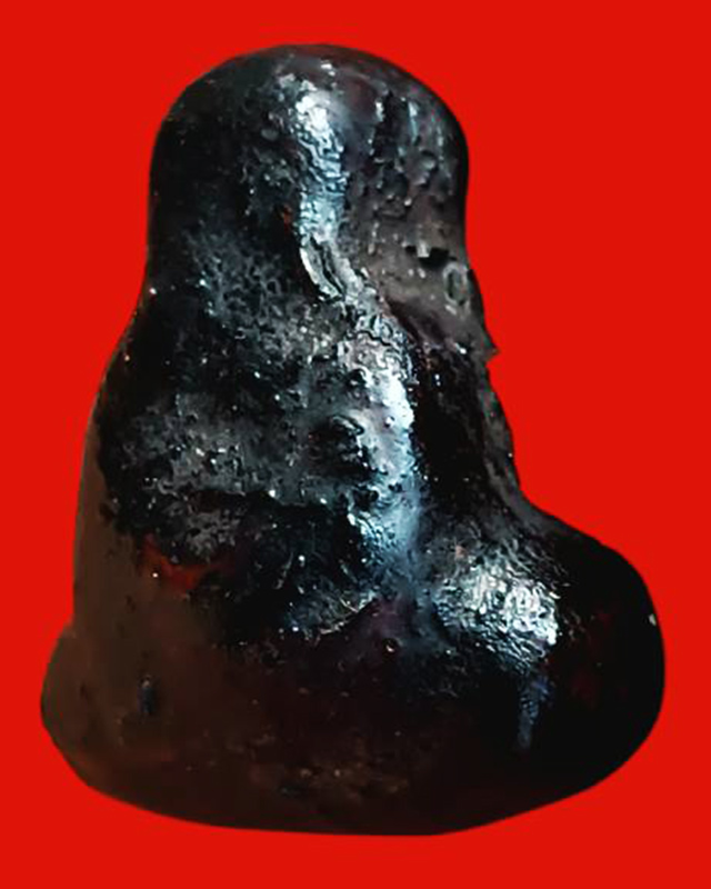 ปิดตาหลวงปู่ยิ้ม วัดหนองบัว พิมพ์สังกัจจายน์ (พุงป่อง) เนื้อผงจุ่มรัก จ.กาญจนบุรี สูงเกือบ 2.5 ซ.ม.