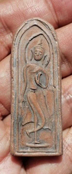 พระลีลาขาไขว้ เนื้อดิน หฃวงพ่อกวย วัดโฆษิตาราม จ.ชัยนาท เคาะเดียว      