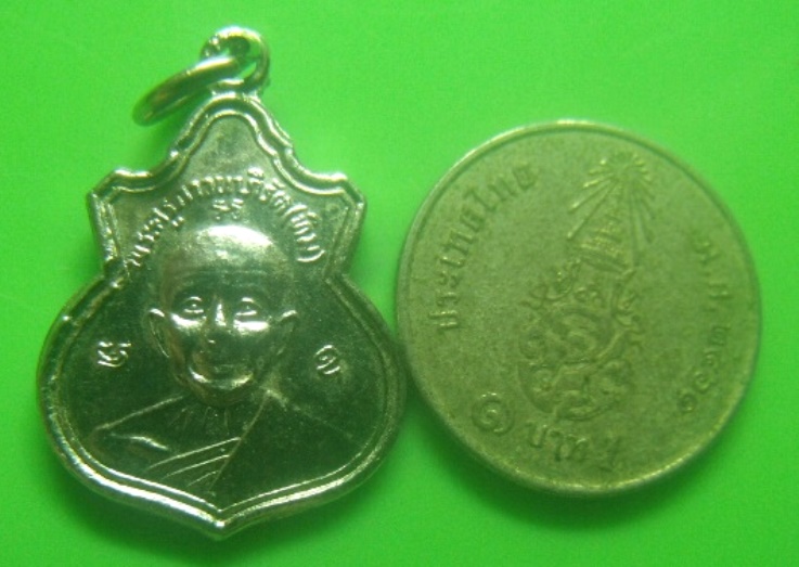 **เบาๆ**เหรียญน้ำเต้าย้อนยุค ที่ระลึก หลวงปู่ทิม วัดละหารไร่ เนื้ออัลปาก้าชุบนิเกิ้ล**สวยๆ