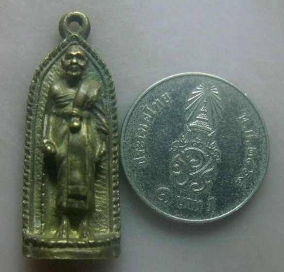 **เบา​ๆ​**เหรียญหล่อรูปเหมือนยืน หลวงพ่อแพ รุ่นอายุวัฒนะ วัดพิกุลทอง จ.สิงห์บุรี**หลังยันต์ สวยๆ