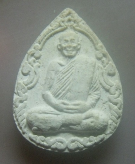 **เบาๆ**พระผงรูปเหมือน ที่ระลึกงานพระราชทานเพลิงศพ หลวงพ่อพุธ ฐานิโย วัดป่าสาลวัน ปี ๒๕๔๓**สวยๆ