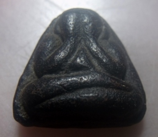 **เบาๆ**พระปิดตาหลังแบบ เนื้อผงคลุกรัก หนึกนุ่ม เก่าๆ ไม่ทราบที่**เนื้อจัด สวยๆ เชิญชมครับ