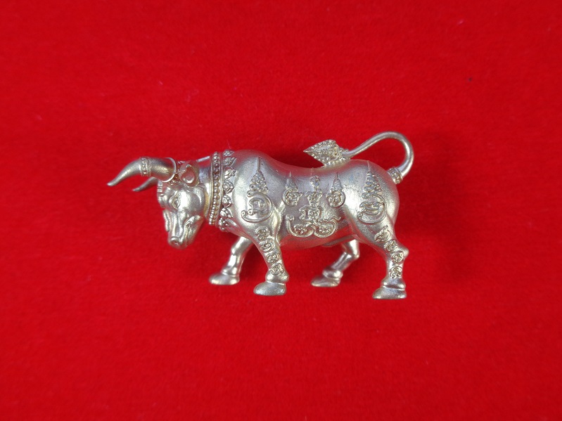 วัวธนูทองคะนองฤทธิ์รุ่นแรก รุ่นมหาสิทธิโชคโภคทรัพย์ หลวงปู่บุญมา วัดเขาแก้วทอง จ.ปราจีนบุรี สวยครับ