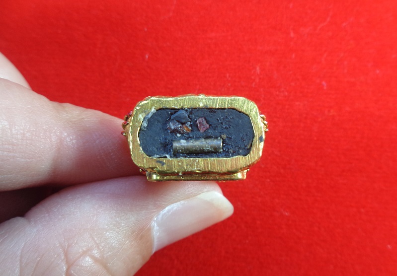 บรมครูกายแก้ว อ.หนานคง มนต์ล้านนา สำนักปู่ใหญ่ จ.เชึยงใหม่ เนื้อทองทิพย์ พิมพ์ใหญ่ สวยครับ