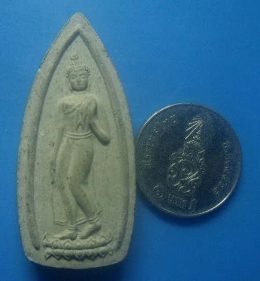 **เบาๆ**พระผงลีลา รุ่นแรก หลวงปู่บุญหนา ธมฺมทินฺโน วัดป่าโสตถิผล จ.สกลนคร ปี ๒๕๔๒**หลังยันต์ สวยๆ