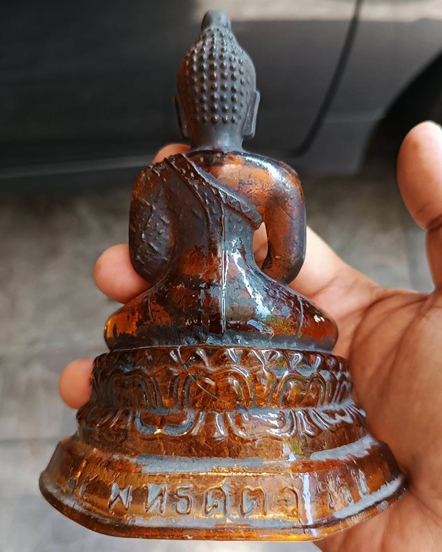 พระบูชาพระแก้วมรกต พิธี 25 พุทธศตวรรษ เนื้อแก้วสีน้ำผึ้ง สีพิเศษ นิยมหายาก ขนาดหน้าตัก 3 นิ้ว สูงประ