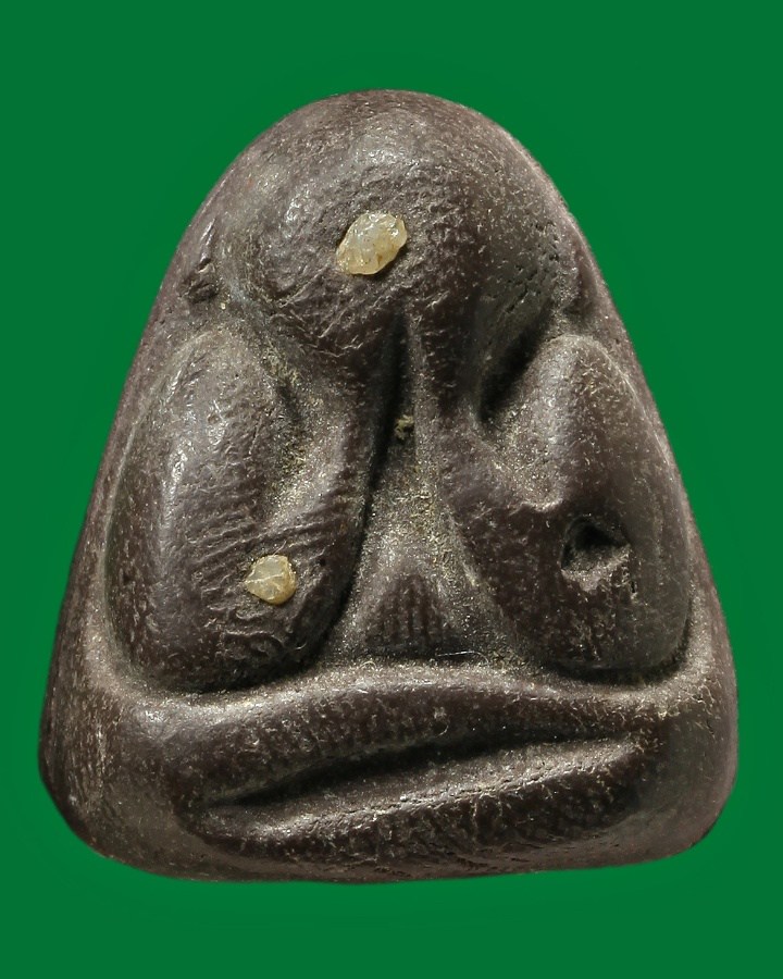 พระปิดตาหลังแบบเนื้อผงคลุกรักหลวงพ่อแก้ว วัดเครือวัลย์ ชลบุรี (ย้อนยุค)