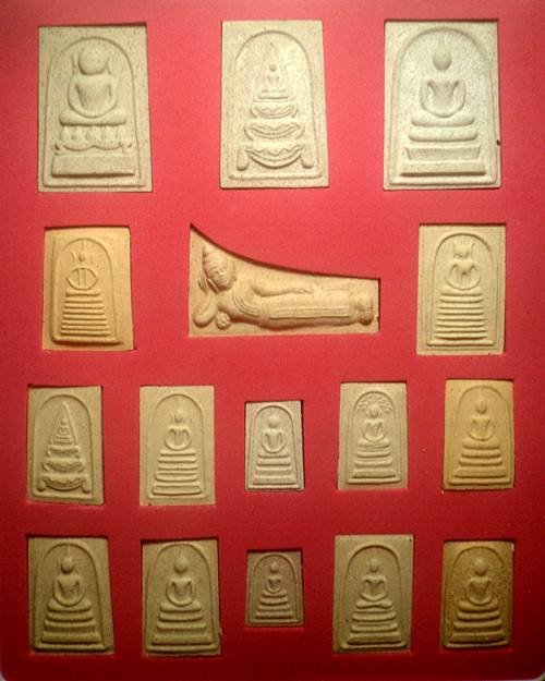 พระสมเด็จ ชุดพิเศษ ผงเก่าวัดระฆัง วัดดอยเทพนิมิต จัดสร้าง 9 เดือน 9 ปี1999 (2542) จำนวน 16 องค์