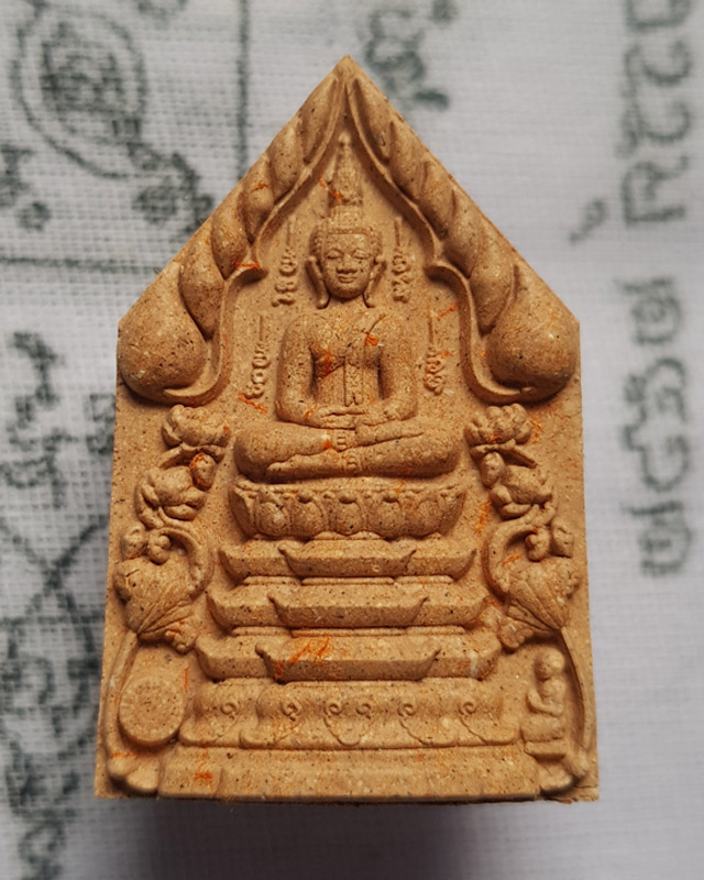 พระพุทธเจริญทรัพย์ หลวงปู่มหาศิลา สิริจันโท เนื้อว่านดอกทองฝังตะกรุดทองแดง 1 ดอกโรยผงงาช้างด้านหลัง