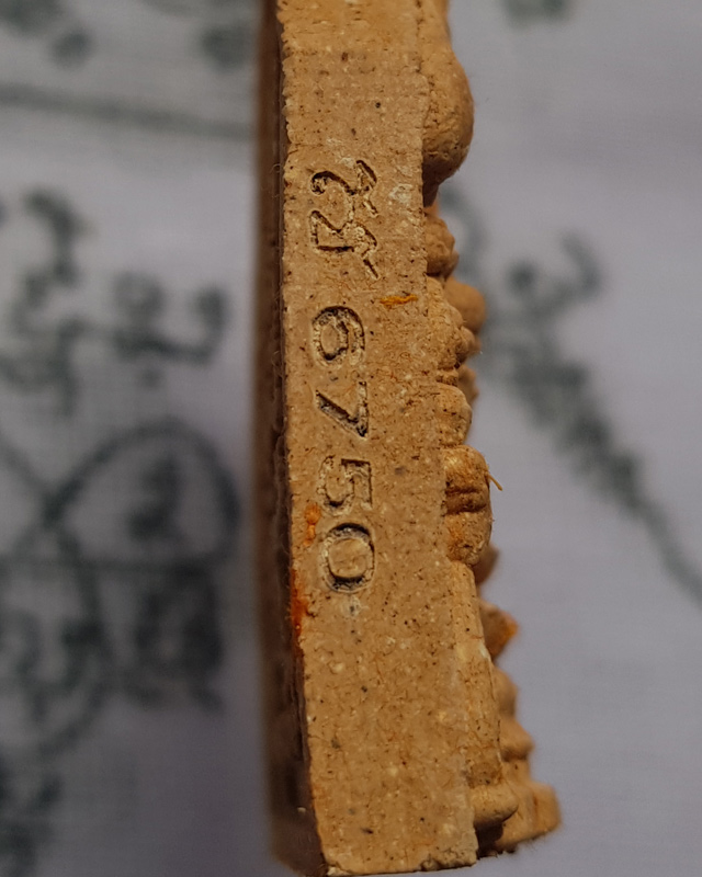 พระพุทธเจริญทรัพย์ หลวงปู่มหาศิลา สิริจันโท เนื้อว่านดอกทองฝังตะกรุดทองแดง 1 ดอกโรยผงงาช้างด้านหลัง