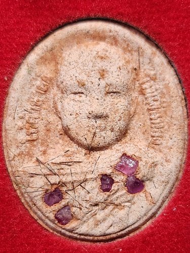 วัดป่าขันติธรรม จังหวัดศรีสะเกษ  พระผงหลวงปู่เณรดำ ฉัตติโก รุ่นดอกบัวคู่ เนื้อชานหมากบรรจุเกศา