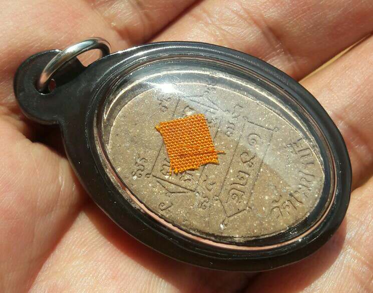 เศียรฤาษีพ่อแก่ หลวงปู่หงษ์ พรหมปัญโญ วัดเพชรบุรี จ.สุรินทร์ เนื้อผงผสมชานหมาก ปี 2537 เคาะเดียว  