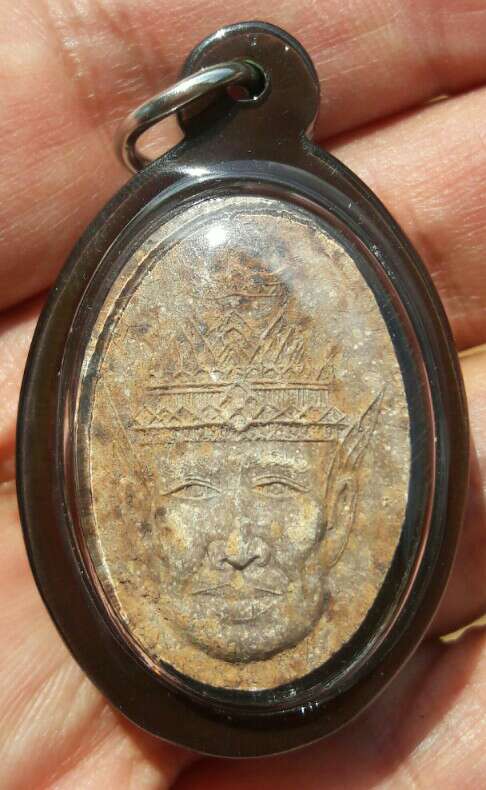 เศียรฤาษีพ่อแก่ หลวงปู่หงษ์ พรหมปัญโญ วัดเพชรบุรี จ.สุรินทร์ เนื้อผงผสมชานหมาก ปี 2537 เคาะเดียว  