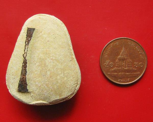 ปิดตาผงมหาจักรพรรดิ์ พิมพ์นั่งยอง หลังตะกรุดจักรพรรดิ์ ปี 42 ร่วมสร้างอุโบสถ วัดซับลำไย หลวงปู่หมุน 