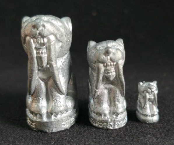 พยัคฆ์เขี้ยวดาบ หลวงพ่อสมชาย วัดปริวาสฯ ชุดกรรมการ 3 องค์ ปี ๒๕๕๑ รุ่นระลึกสร้างอุโบสถ สวยครับ