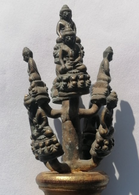 พระกริ่งชัยวัฒน์​ ช่อ​ 9​ องค์​เก่าๆ​ เนื้อทองเหลือง ไม่ทราบที่ เคาะเดียว   