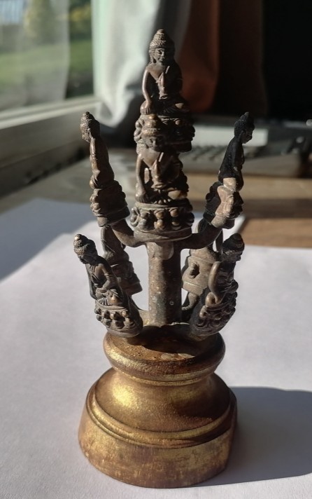 พระกริ่งชัยวัฒน์​ ช่อ​ 9​ องค์​เก่าๆ​ เนื้อทองเหลือง ไม่ทราบที่ เคาะเดียว   