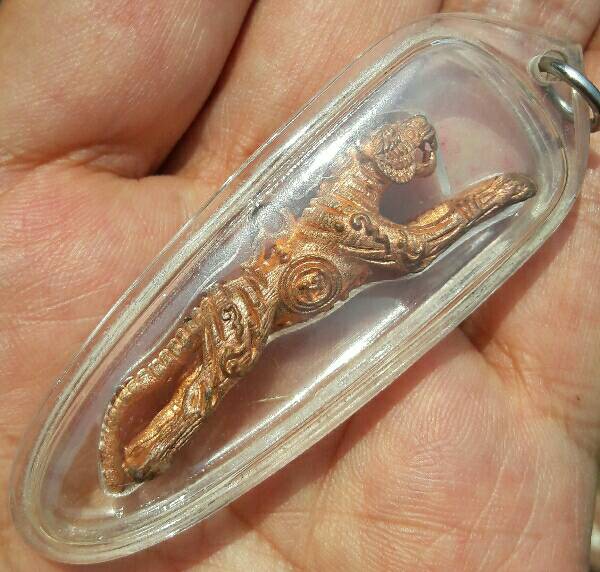 เสือยันต์กลับตัวใหญ่ หลวงปู่แย้ม วัดตะเคียน รุ่น 8 แท้-ทันหลวงปู่ เนื้อทองแดง เลี่ยมพร้อมใช้  เคาะเด