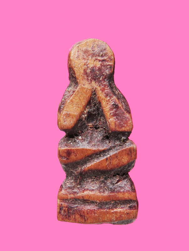 พระปิดตา เนื้อไม้รากรักแกะ คราบสีผึ้งแห้ง (ไม่ติดมือ) เก่าจัด สูงประมาณ 1.5 นิ้ว