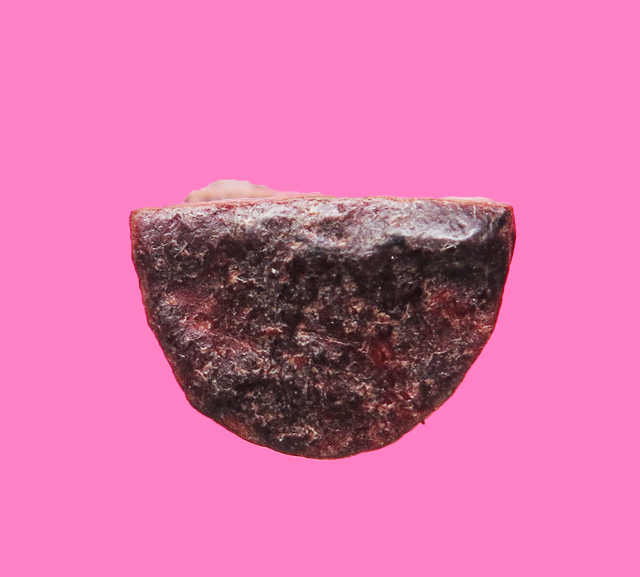 พระปิดตา เนื้อไม้รากรักแกะ คราบสีผึ้งแห้ง (ไม่ติดมือ) เก่าจัด สูงประมาณ 1.5 นิ้ว