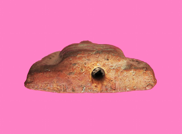 พระสรรค์นั่งไหล่ตรงข้างเม็ด สอดตะกรุด