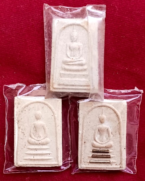 พระสมเด็จหลังพัดยศ และหลังรูปเหมือนหลวงพ่อจำเนียร ศิษย์เอกหลวงพ่อมุ่ยวัดดอนไร่