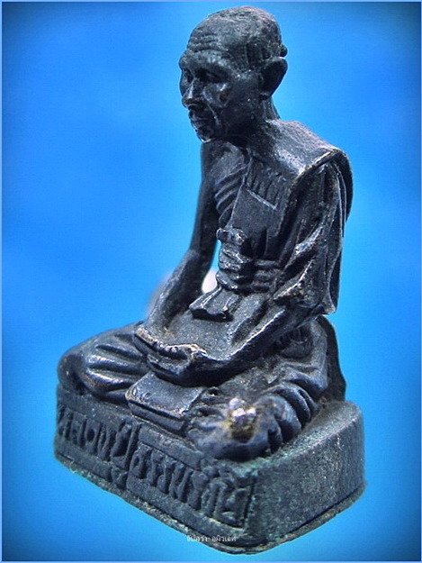 รูปหล่อรุ่นแรก เสาร์ ๕ หลวงปู่ธรรมรังษี วัดพระพุทธบาทพนมดิน จ.สุรินทร์ - 2