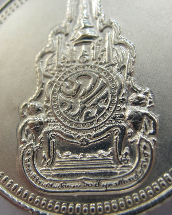 เหรียญเฉลิมพระเกียรติ 72 พรรษา เนื้อเงิน ปี 2542 (รหัส CA_356) - 4