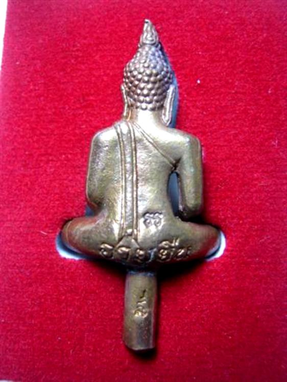พระยอดธงหลวงพ่อคูณ รุ่นอายุยืน ปี๒๕๕๔ ออกวัดใหญ่สีคิ้ว เนื้อทองแดง ตอก ๕ โค้ด มาพร้อมกล่องเดิม - 2