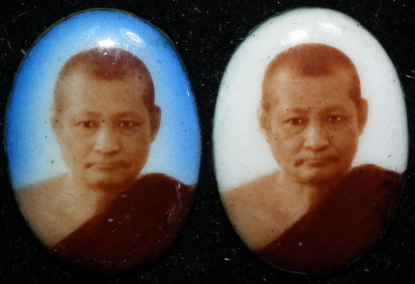 ล็อคเก็ตรุ่นแรก พระอาจารย์วัน อุตตฺโม 2 สี หายาก - 1