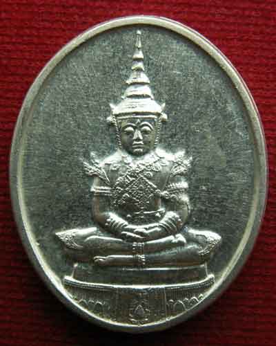 เหรียญพระแก้วมรกต พ.ศ. ๒๕๒๕ ฉลอง ๒๐๐ ปีกรุงรัตนโกสินทร์ เนื้อเงิน นิยม สภาพสวยสุดๆ - 1