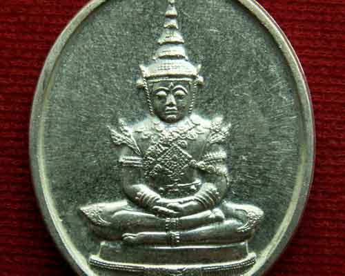 เหรียญพระแก้วมรกต พ.ศ. ๒๕๒๕ ฉลอง ๒๐๐ ปีกรุงรัตนโกสินทร์ เนื้อเงิน นิยม สภาพสวยสุดๆ  - 3