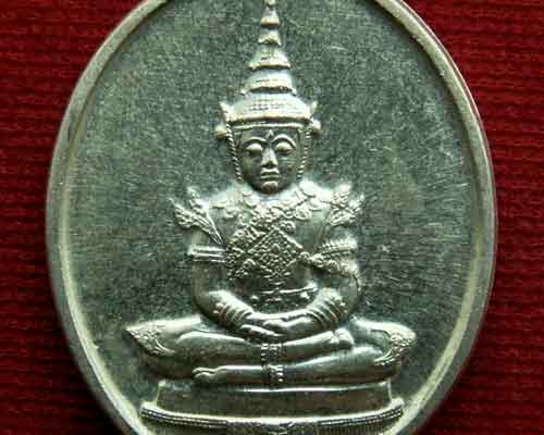 เหรียญพระแก้วมรกต พ.ศ. ๒๕๒๕ ฉลอง ๒๐๐ ปีกรุงรัตนโกสินทร์ เนื้อเงิน นิยม สภาพสวยสุดๆ - 3