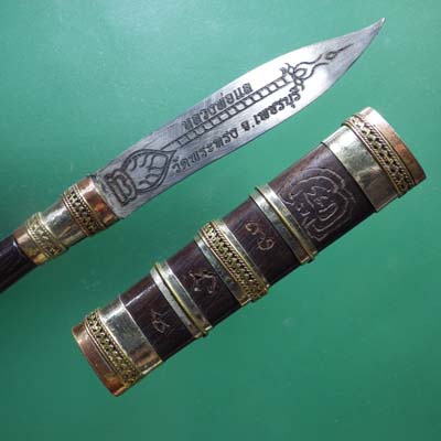มีดหมอไม้งิ้วดำสามกษัตริย์รุ่นแรก หลวงพ่อแล วัดพระทรง จ.เพชรบุรี ปี 2544 พร้อมใบคาถา .... - 2