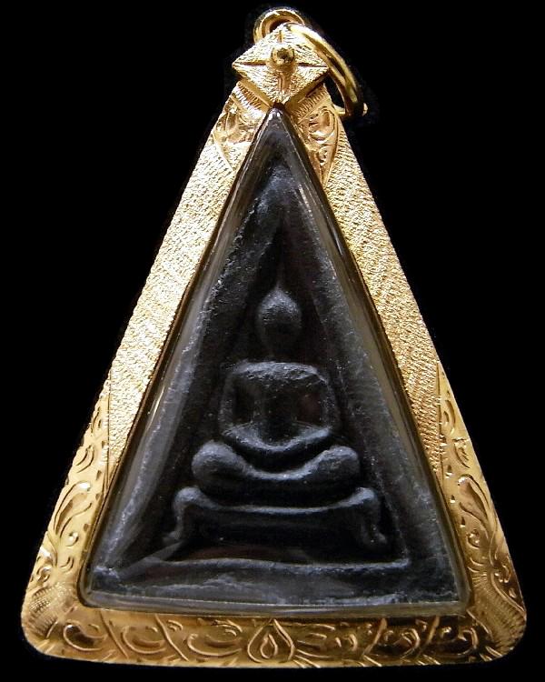 หลวงปู่โต๊ะ วัดประดู่ฉิมพลี ปี 18 เลี่ยมทอง หร้อมบัตรรับรองฯ พระสมเด็จสามเหลี่ยมขาโต๊ะ เนื้อผงใบลาน - 1