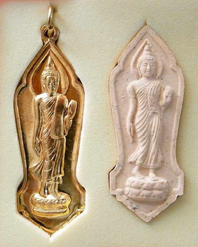 พระชุด ที่ระลึกอัญเชิญ พระบรมสารีริกธาตุ (พระเขี้ยวแก้ว)ประดิษฐาน ณ พุทธมณฑล ปี ๒๕๔๕ - 1