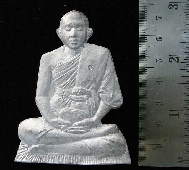 รูปเหมือนปั้ม หลวงพ่อชํานาญ วัดบางกุฎีทอง จ.ปทุมธานี เนื้อตะกั่ว หลังลายผ้า ขนาดใหญ่ ตอกโค๊ต - 3