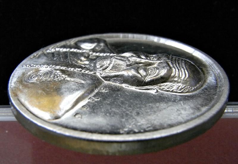 เหรียญบาตรน้ำมนต์ รุ่นแรก หลวงปู่คำบุ คุตตจิตโต วัดกุดชมภู เนื้ออัลปาก้า พร้อมกล่องเดิมจากวัดครับ - 3