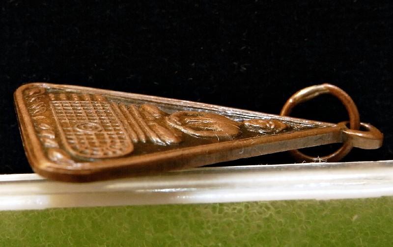  เหรียญพระพุทธบาท วัดอนงค์ ปี 2500 พร้อมบัตรรับรองฯ เนื้อทองแดง พิมพ์เล็ก ราคาเบาหวิวครับ - 3