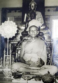 หลวงปู่เทียม วัดกษัตราธิราช ปี 13 เหรียญสมเด็จพระเจ้าอู่ทองรุ่นแรก เนื้ออัลปาก้าชุบนิเกิ้ล สวยกริบ - 5