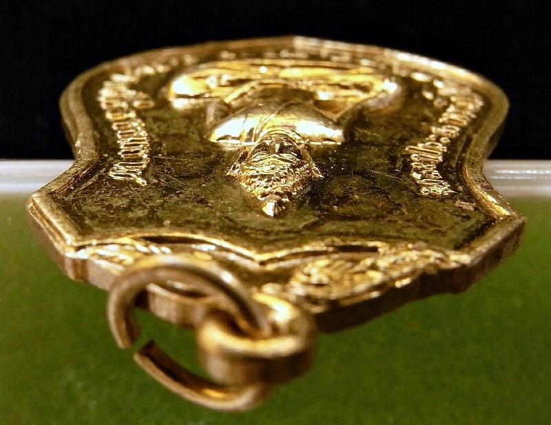  เหรียญพระประธาน วัดโคกเมรุ ปี 17 เนื้อกะไหล่ทอง พิธีใหญ่ ในหลวงเสด็จเททอง รวมเกจิดังสายใต้ปลุกเสก - 4