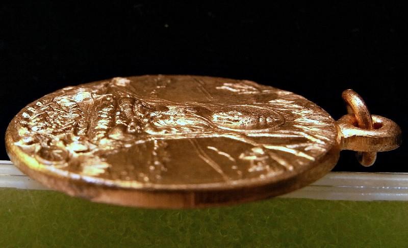 เหรียญพระพุทธเจ้าปางตรัสรู้ วชิรมกุฎ ปี 19 รวมสุดยอดพระเกจิปลุกเสก ราคาเบาหวิว เชิญชมครับ - 3